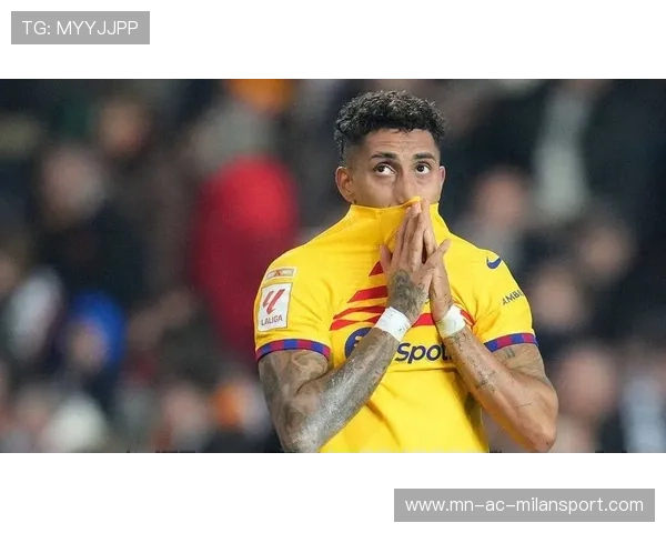 巴萨外围精准挑传，拉菲尼亚横扫打入空门