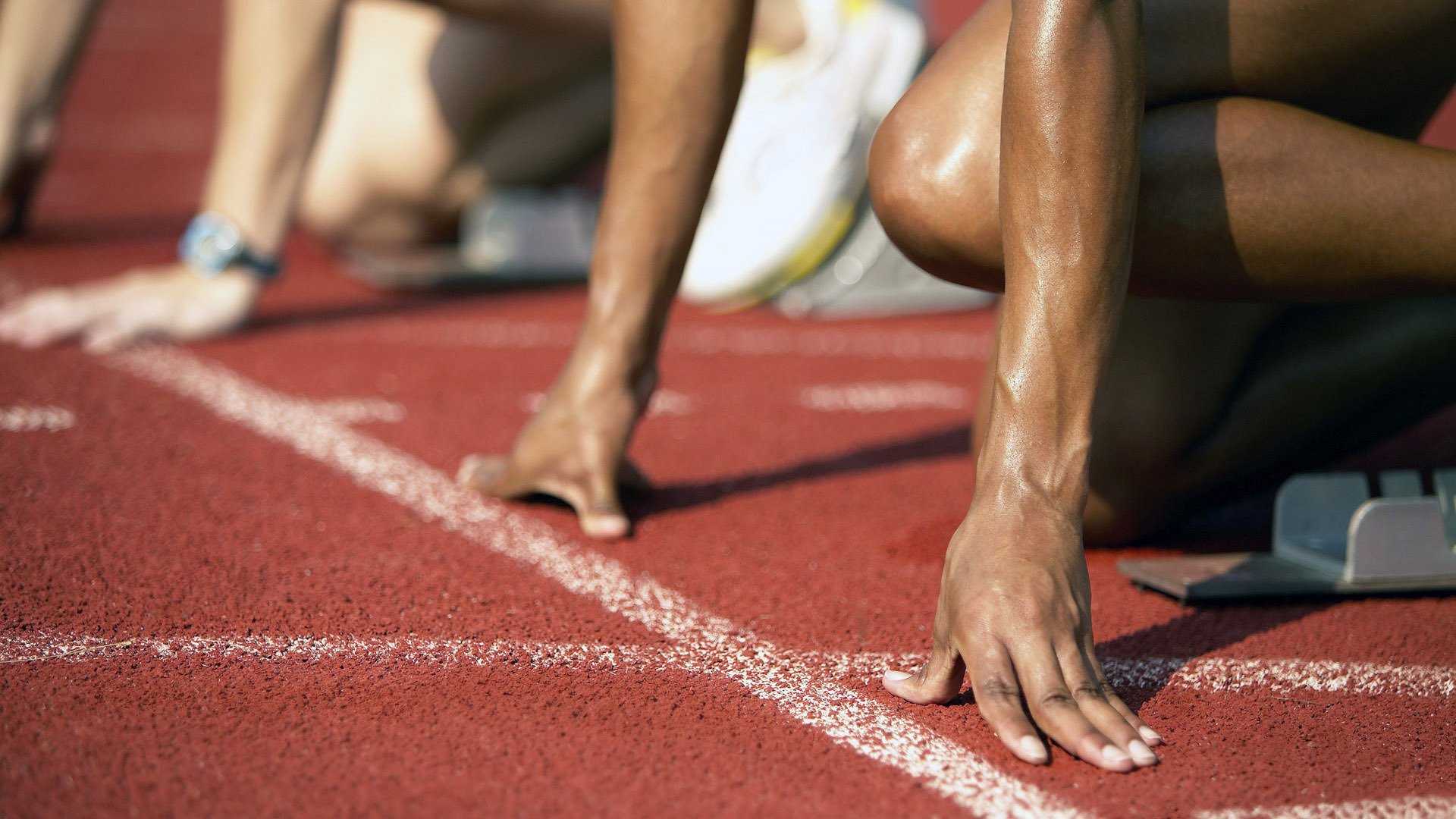 “简阳文体中心羽毛球赛事:技术高超选手争锋决胜”